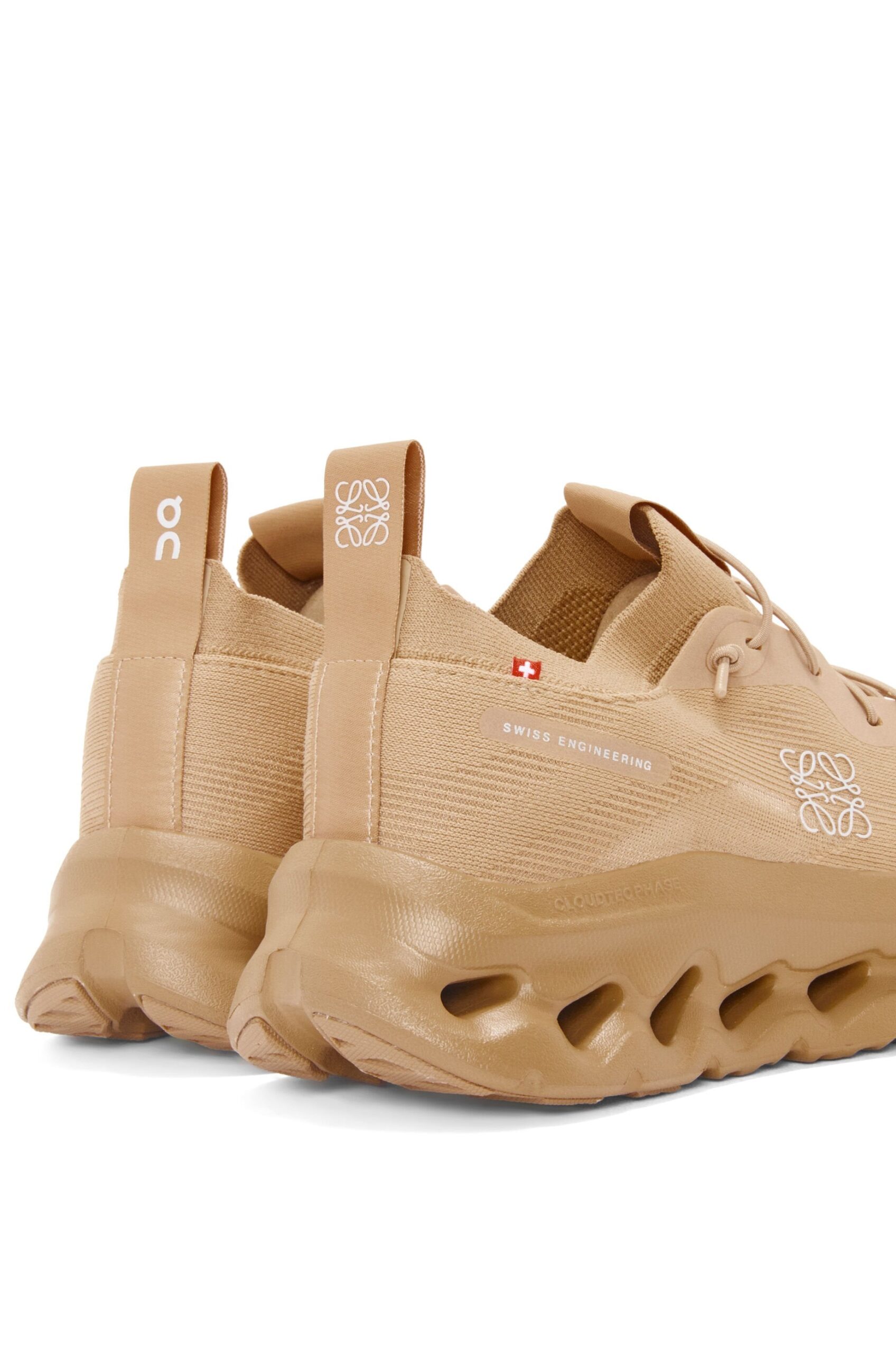 On Running Cloudtilt x LOEWE foncé sable – Image 5